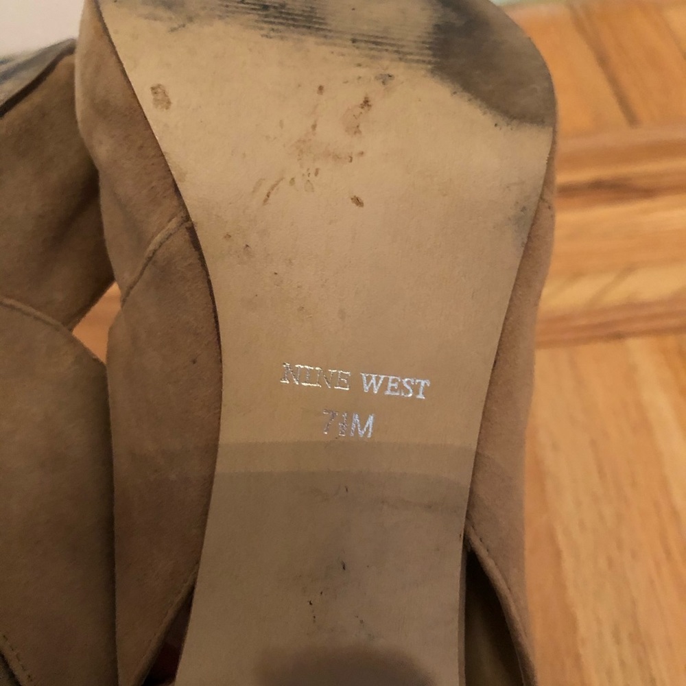 Nine West Suede Peep toe heels w/gold buckle - Picture 7 of 7